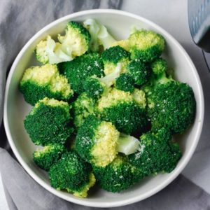 instant pot broccoli in a bowl.