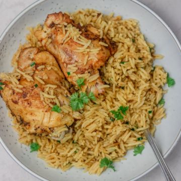 a plate of rice and chicken.