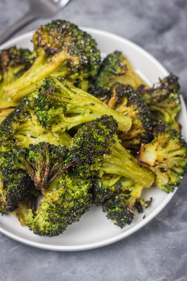 a plate of broccoli florets.