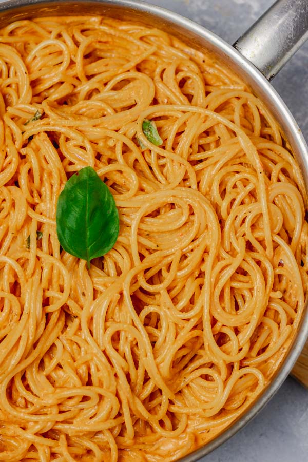 a pan of cooked creamy spaghetti.