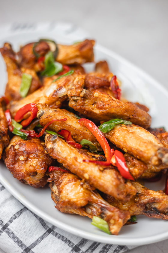 chicken wings and pepper on a plate.