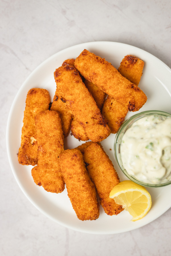 a plate of fish breaded fish sticks.