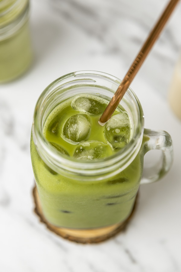 How to make iced matcha green tea latte recipe - The Hungry Bites