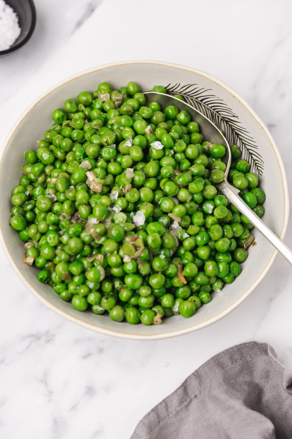 cooked peas in a bowl.