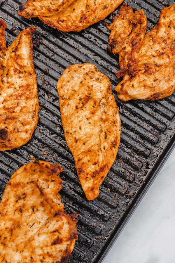 the overheat shot of cooked chicken cutlets on a griddle pan.