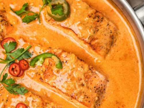salmon in curry in a skillet with the incription super easy salmon recipe.